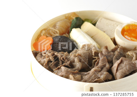 盛滿食材的壽喜燒便當盒，以白色背景拍攝。 137285755