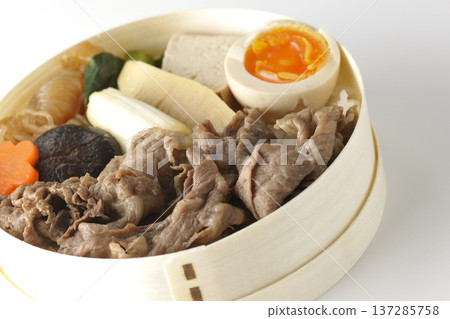 盛滿食材的壽喜燒便當盒,以白色背景拍攝。 盛滿食材的壽喜燒便當盒,以白色背景拍攝。 137285758