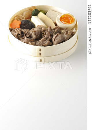 盛滿食材的壽喜燒便當盒，以白色背景拍攝。 137285761