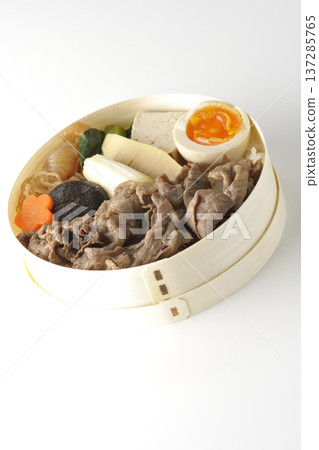 盛滿食材的壽喜燒便當盒,以白色背景拍攝。 盛滿食材的壽喜燒便當盒,以白色背景拍攝。 137285765