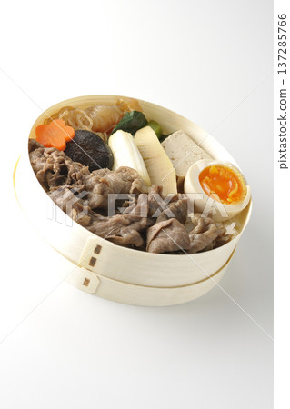 盛滿食材的壽喜燒便當盒,以白色背景拍攝。 盛滿食材的壽喜燒便當盒,以白色背景拍攝。 137285766