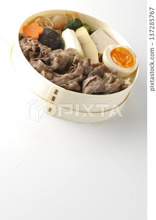盛滿食材的壽喜燒便當盒,以白色背景拍攝。 盛滿食材的壽喜燒便當盒,以白色背景拍攝。 137285767