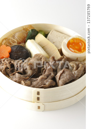 盛滿食材的壽喜燒便當盒，以白色背景拍攝。 137285769