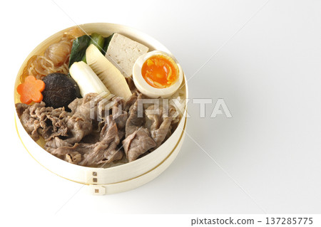 盛滿食材的壽喜燒便當盒，以白色背景拍攝。 137285775