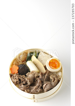 盛滿食材的壽喜燒便當盒,以白色背景拍攝。 盛滿食材的壽喜燒便當盒,以白色背景拍攝。 137285783