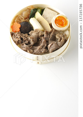 盛滿食材的壽喜燒便當盒,以白色背景拍攝。 盛滿食材的壽喜燒便當盒,以白色背景拍攝。 137285786