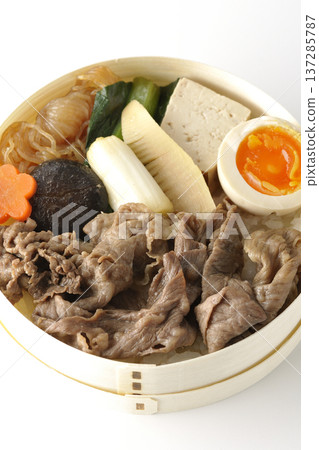 盛滿食材的壽喜燒便當盒，以白色背景拍攝。 137285787