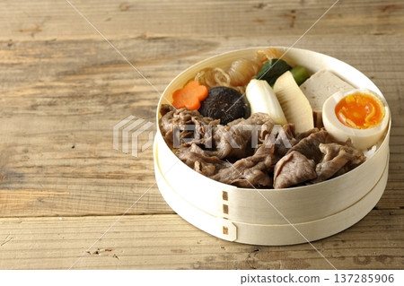 食材豐富的壽喜燒便當 137285906