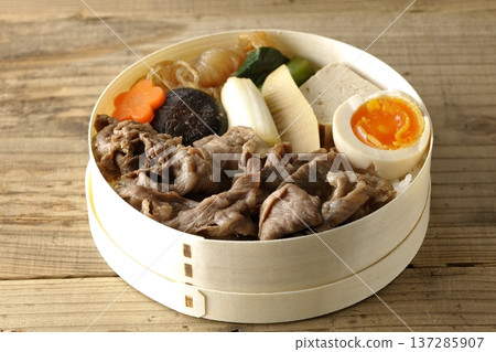 食材豐富的壽喜燒便當 食材豐富的壽喜燒便當 137285907