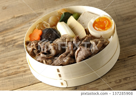 Sukiyaki bento with plenty of ingredients 137285908