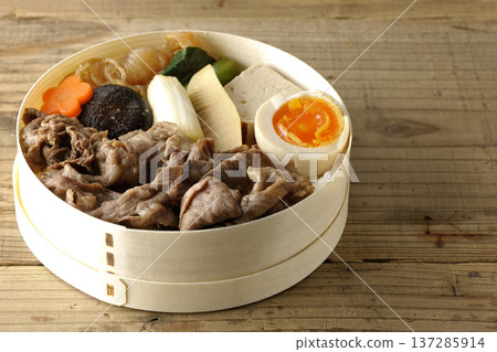食材豐富的壽喜燒便當 食材豐富的壽喜燒便當 137285914