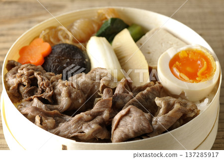 食材豐富的壽喜燒便當 137285917