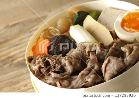 食材豐富的壽喜燒便當 137285920