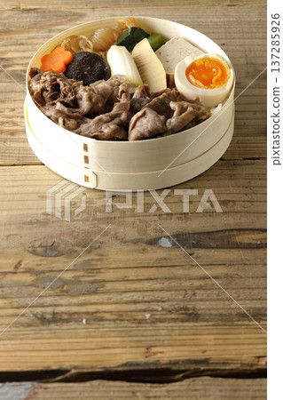 食材豐富的壽喜燒便當 137285926