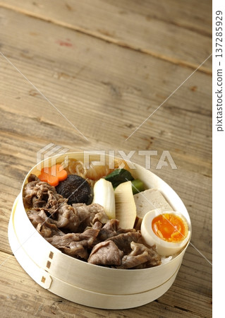 食材豐富的壽喜燒便當 食材豐富的壽喜燒便當 137285929