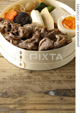 Sukiyaki bento with plenty of ingredients 137285933