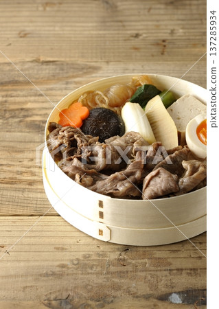 食材豐富的壽喜燒便當 食材豐富的壽喜燒便當 137285934