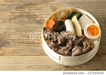 食材豐富的壽喜燒便當 食材豐富的壽喜燒便當 137285938