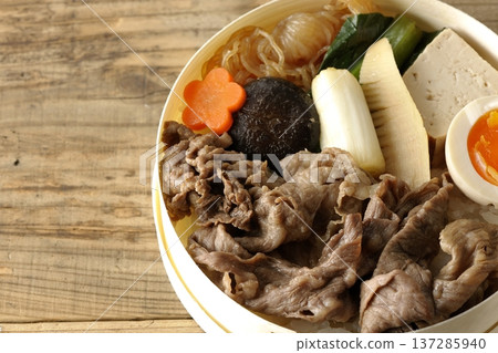 Sukiyaki bento with plenty of ingredients 137285940