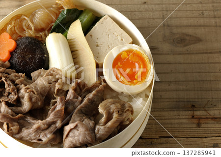 食材豐富的壽喜燒便當 食材豐富的壽喜燒便當 137285941