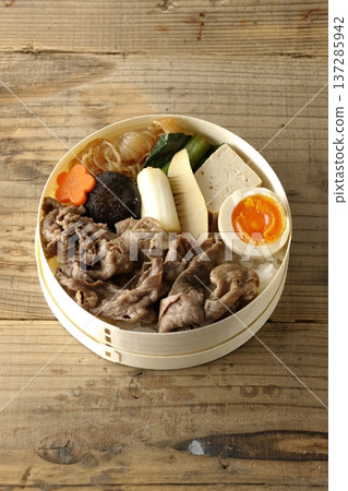 食材豐富的壽喜燒便當 137285942