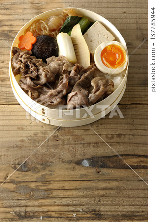 Sukiyaki bento with plenty of ingredients 137285944