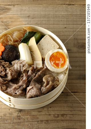食材豐富的壽喜燒便當 食材豐富的壽喜燒便當 137285949