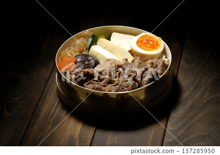 食材豐富的壽喜燒便當 食材豐富的壽喜燒便當 137285950