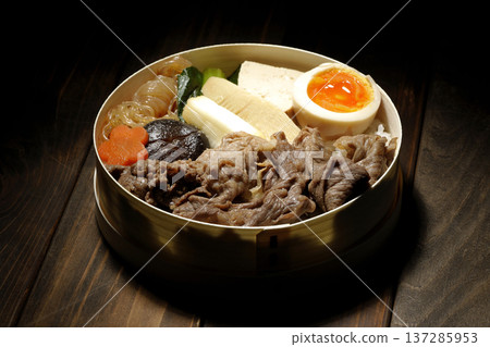 Sukiyaki bento with plenty of ingredients 137285953