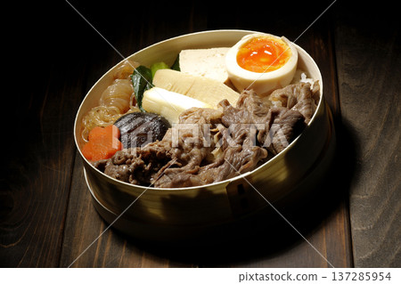 食材豐富的壽喜燒便當 食材豐富的壽喜燒便當 137285954