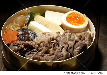 Sukiyaki bento with plenty of ingredients 137285960