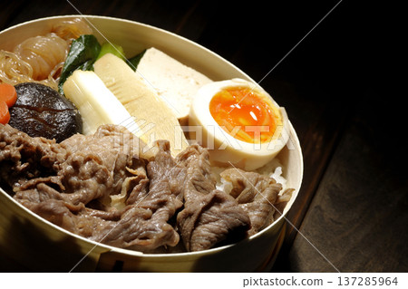 食材豐富的壽喜燒便當 食材豐富的壽喜燒便當 137285964