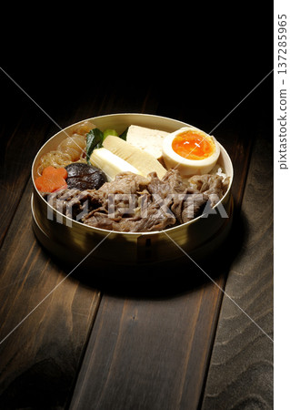 食材豐富的壽喜燒便當 食材豐富的壽喜燒便當 137285965