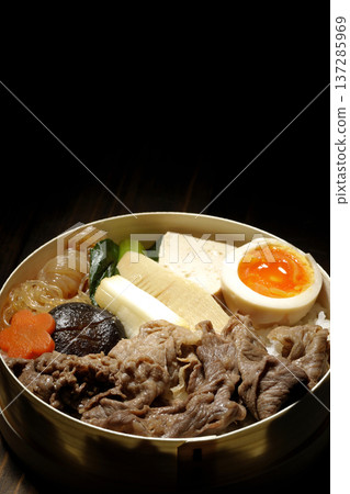 Sukiyaki bento with plenty of ingredients 137285969