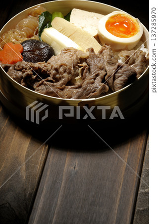 食材豐富的壽喜燒便當 食材豐富的壽喜燒便當 137285970