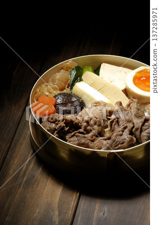 食材豐富的壽喜燒便當 137285971