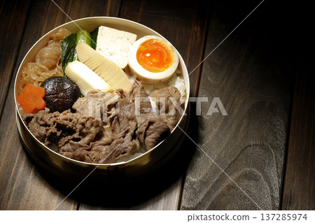 食材豐富的壽喜燒便當 食材豐富的壽喜燒便當 137285974