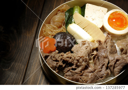 食材豐富的壽喜燒便當 137285977