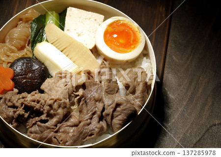 食材豐富的壽喜燒便當 137285978