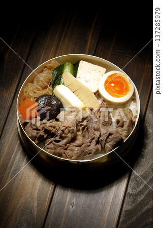 Sukiyaki bento with plenty of ingredients 137285979