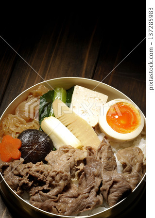 食材豐富的壽喜燒便當 食材豐富的壽喜燒便當 137285983