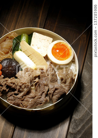 食材豐富的壽喜燒便當 137285986