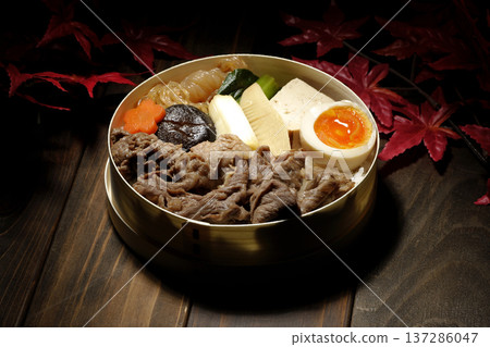 Sukiyaki bento with plenty of ingredients 137286047