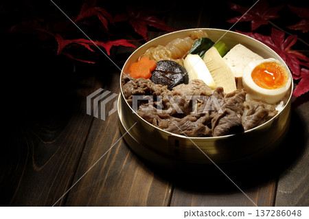 Sukiyaki bento with plenty of ingredients 137286048