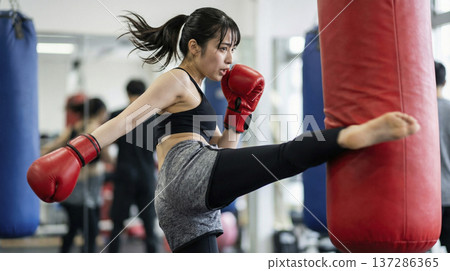 一名日本女子對著沙袋使出一記漂亮的中段踢擊。 137286365
