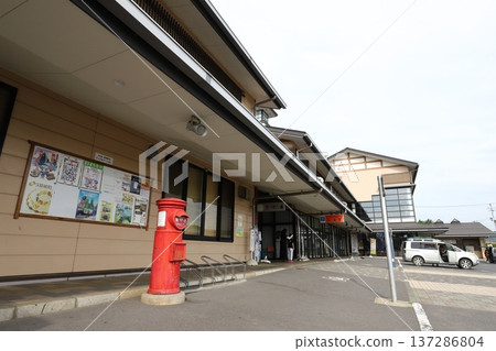 岩手縣久慈市的圓形郵筒景色（久慈路邊站） 137286804