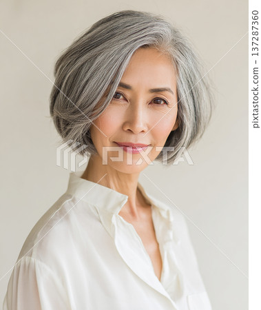 美麗的白髮老婦人肖像 137287360