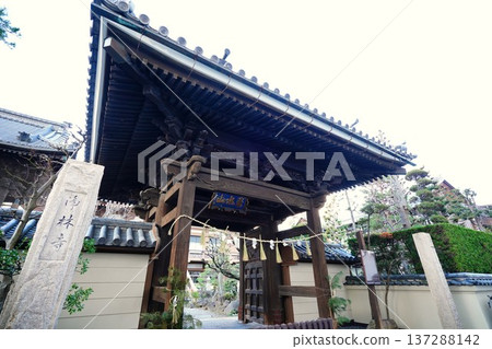 The main gate of Jorinji Temple in Matsumoto The main gate of Jorinji Temple in Matsumoto 137288142