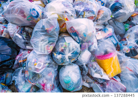 日本橫濱市景。街角垃圾堆裡堆積著塑膠垃圾。 3月4日是橫濱市塑膠容器和包裝回收日。 137288445