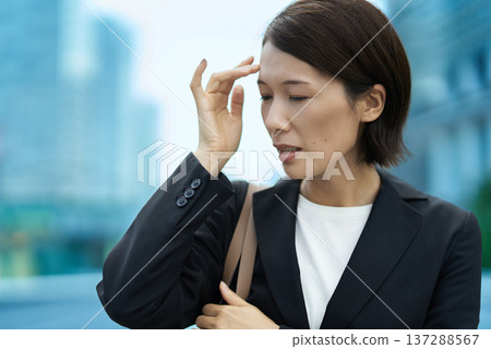 面帶疲憊表情的女商人 137288567